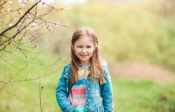 Klein meisje genieten van vrije tijd in Park — Stockfoto