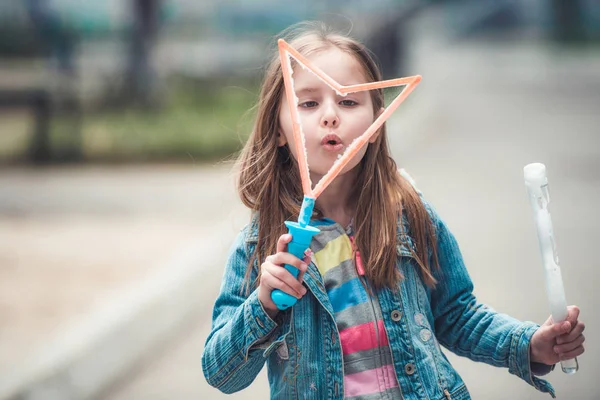 Mädchen macht Seifenblasen — Stockfoto