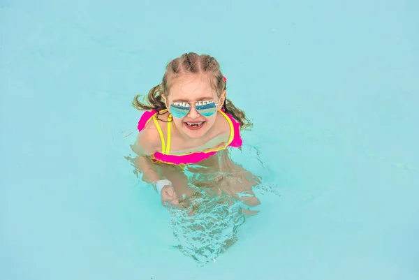 Bambino in piscina — Foto Stock