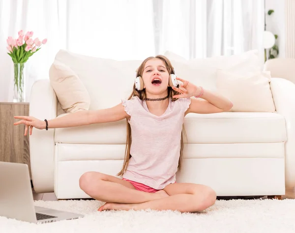 Genç kız onu laptop, müzik dinlemek — Stok fotoğraf