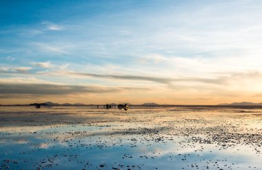 Bu araçlarda ile geniş Salar de Uyuni toplayan şaşırtıcı
