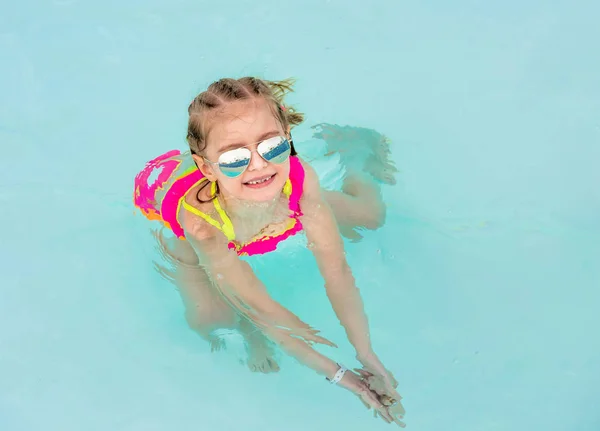 Kind im Schwimmbad — Stockfoto