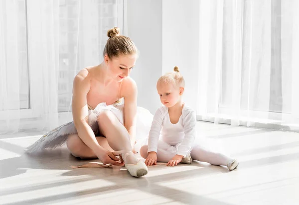 Bambina viene insegnato come legare scarpe da punta balletto — Foto Stock