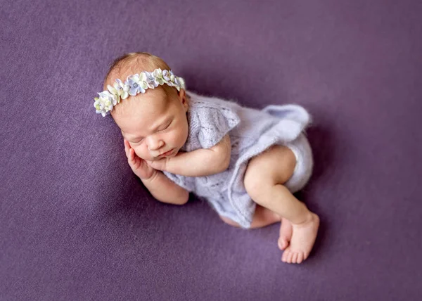 Tranquilo niño recién nacido cansado en la cama — Foto de Stock