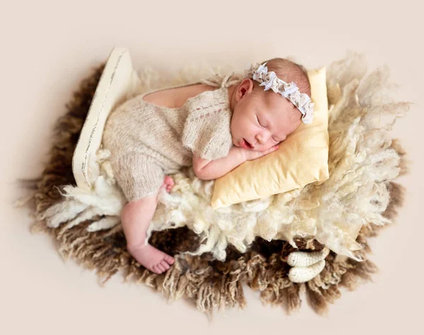 Sleeping baby on wool — Stock Photo, Image