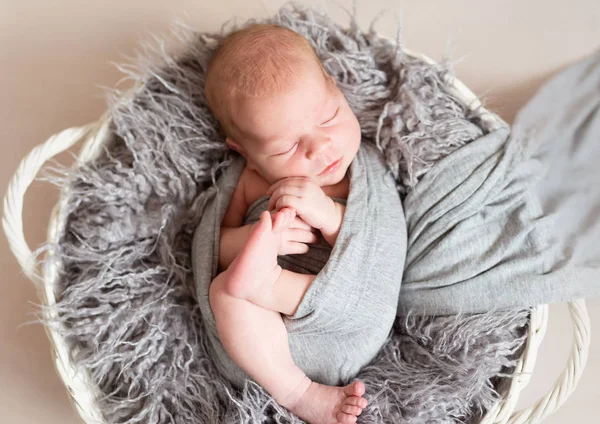 Bambino appena nato nel letto del nido — Foto Stock