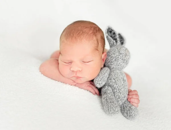 小宝宝铺着兔玩具 — 图库照片