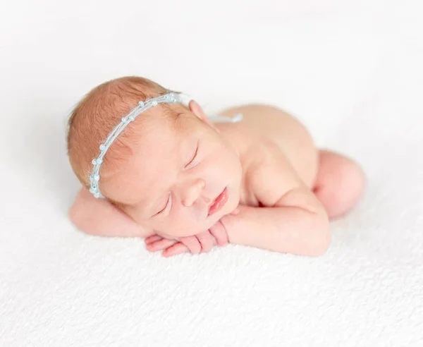 Baby liegt auf weißer Bettdecke — Stockfoto