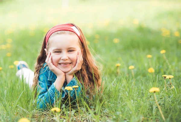 Liten flicka om på gräs — Stockfoto