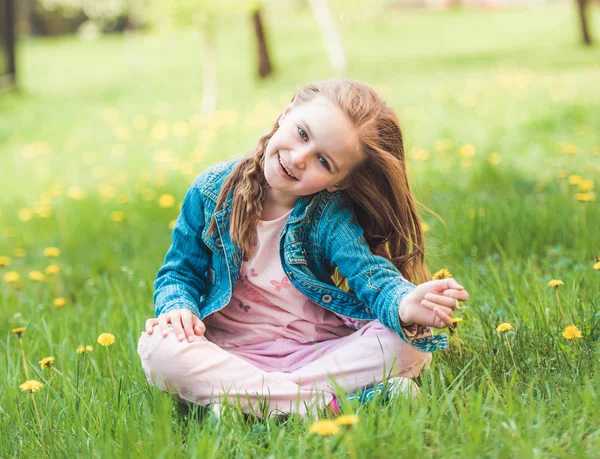 Menina coletando flores — Fotografia de Stock