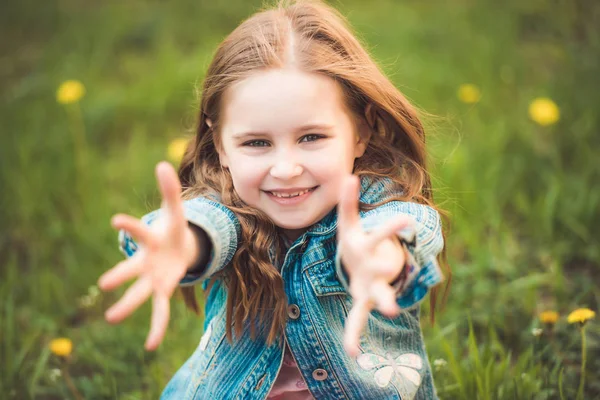 Jonge dochter graag knuffelen — Stockfoto