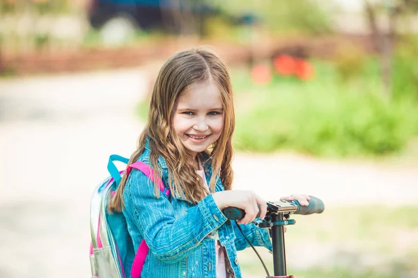 Klein meisje rijden op scooter — Stockfoto