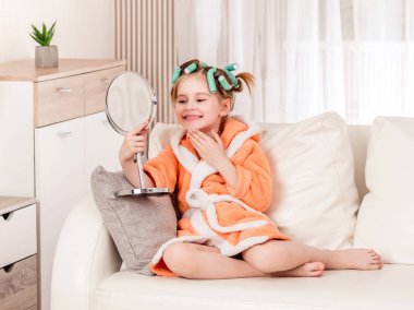 Kız gülen ile curlers