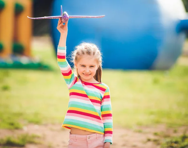 Miúdo brincando com brinquedo avião — Fotografia de Stock