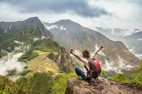 Flicka-hiker ser ovanpå Huayna Picchu, tittar på Machu Picchu — Stockfoto