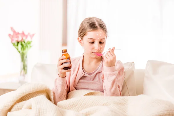 Menina adolescente tomando xarope para curar — Fotografia de Stock
