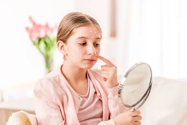 Chica con varicela mirando al espejo — Foto de Stock