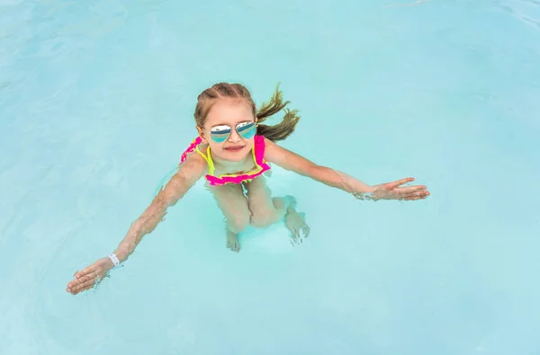 Kind im Schwimmbad — Stockfoto