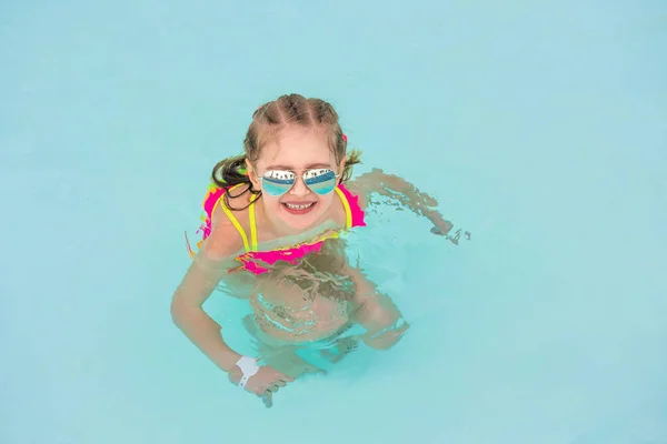 Niño en la piscina — Foto de Stock