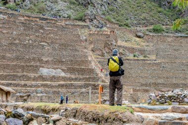 Turist Ollantaytambo teraslar fotoğraf çekmek