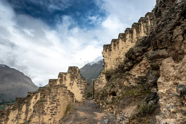 Big mountain wall in Ollantaytambo — Stockfoto