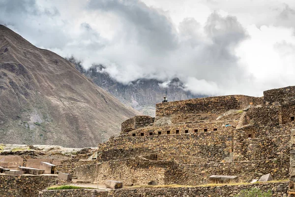 Gammalt Incan slott från stenen på berg bakgrund — Stockfoto