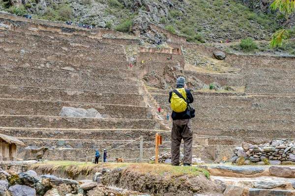 Τουριστική λήψη φωτογραφιών από τις βεράντες του Ολανταϊτάμπο — Φωτογραφία Αρχείου