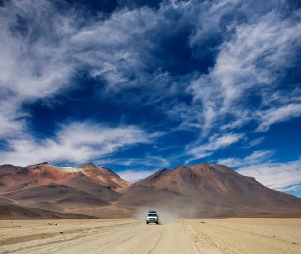 Voiture dans le paysage ensoleillé bolivien — Photo