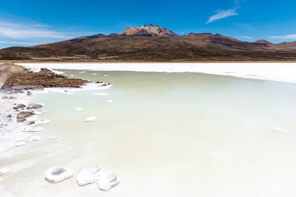 Lagos salados cerca del volcán — Foto de Stock