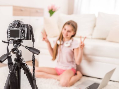 Genç gülümseyen videobloger genç kız