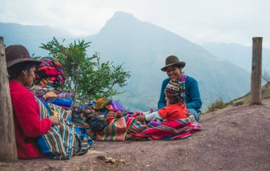 Peru - 12 Ekim 2018: Yol kenarında dinlenen iki Perulu kadın