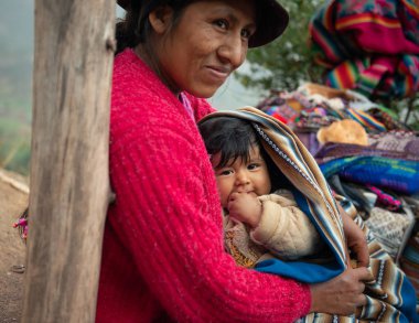 Peru - 12 Ekim 2018: Küçük çocuklu Perulu kadın