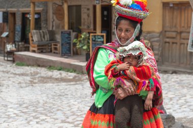 Peru - 13 Ekim 2018: Renkli giyimli çocuklu Perulu kadınlar