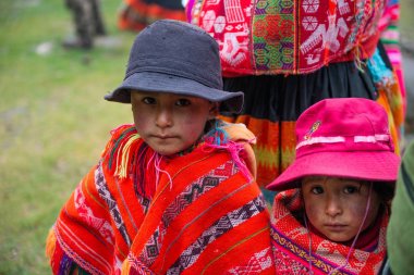Peru - 13 Ekim 2018: Şenlikli kıyafetler içinde iki Perulu çocuk