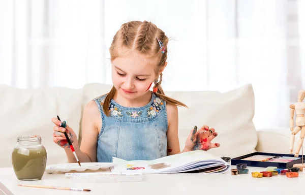 Kleines Mädchen malt mit Aquarellen — Stockfoto