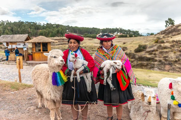 Peru-11 oktober 2018: peruanska kvinnor i klänning med Lamas — Stockfoto