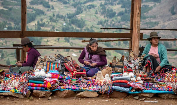 Pueblo de Perú - 12 de octubre de 2018: Mujeres vendiendo souvenirs y ropa — Foto de Stock