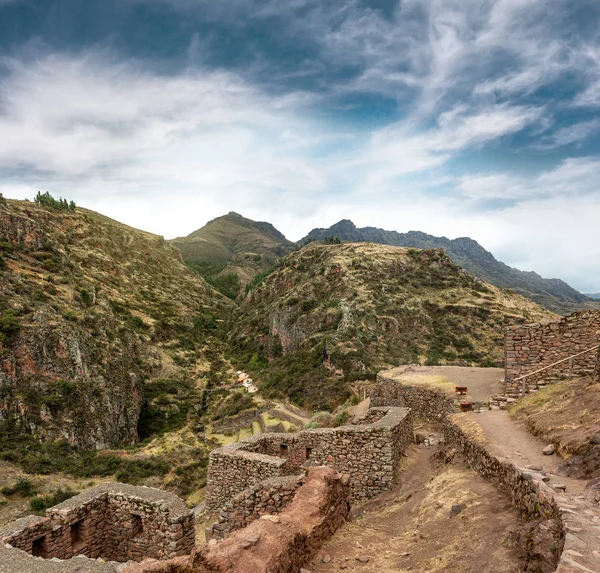 Castillo Incas abandonado frente a las montañas — Foto de Stock