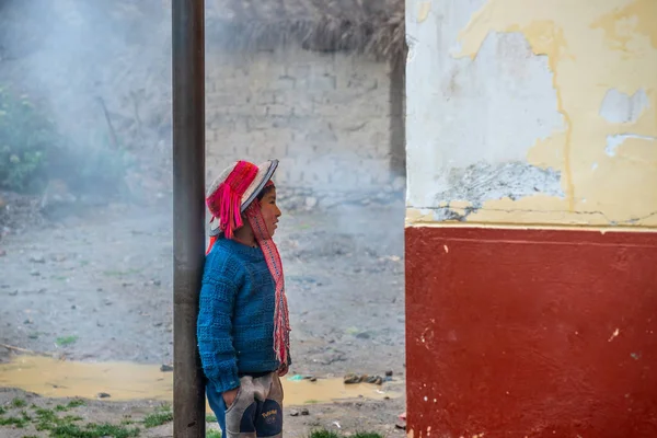 Perú - 13 de octubre de 2018: Niño peruano con ropa tradicional — Foto de Stock