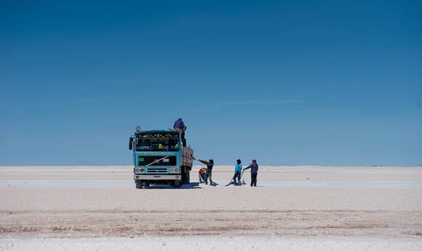 Bolivia - 23 de octubre de 2018: Trabajadores recogiendo sal en salinas — Foto de Stock