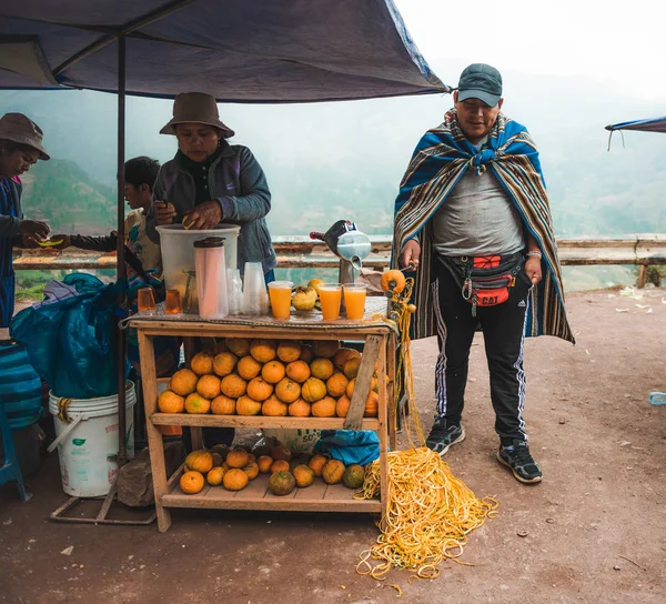 Peru village - 12 ottobre 2018: Popolo che vende succo fresco Immagine Stock