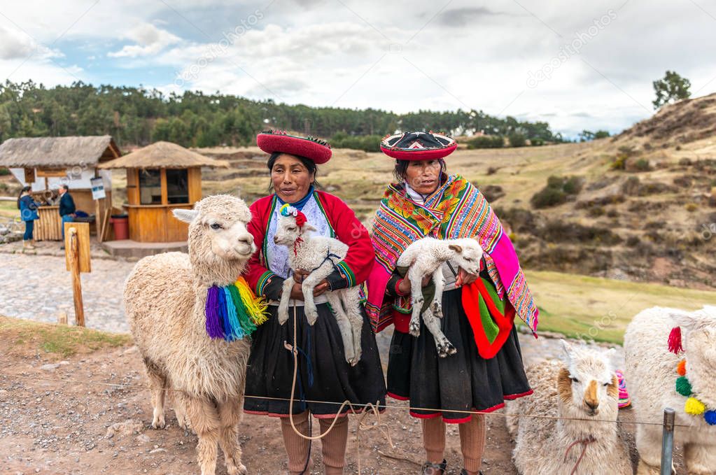 Perù 11 ottobre 2018: donne peruviane in abito con lama — Foto