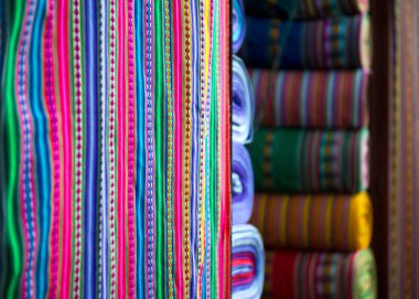 Pazarda geleneksel perulu kumaş