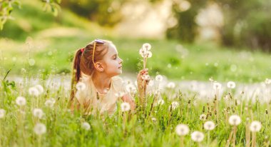 Yeşil alanda oynayan çocuk kız