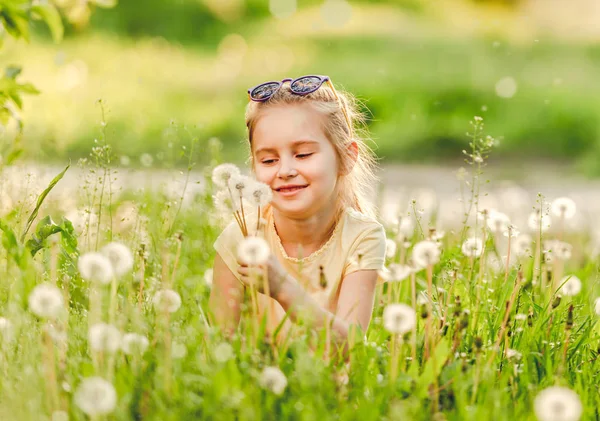 Niña jugando en el campo verde — Foto de Stock