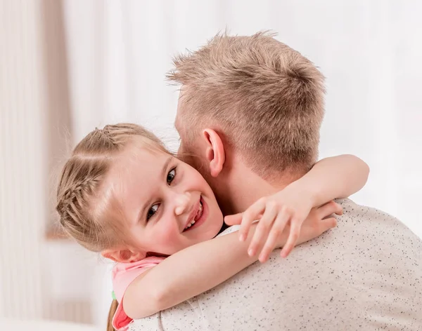 Ragazza che abbraccia suo padre — Foto Stock
