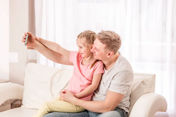 Πατέρας και παιδί λήψη selfie στο σαλόνι — Φωτογραφία Αρχείου