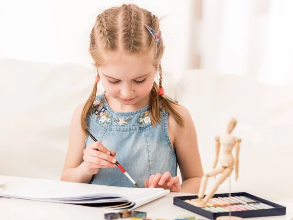 Bambina isdraw con acquerelli — Foto Stock