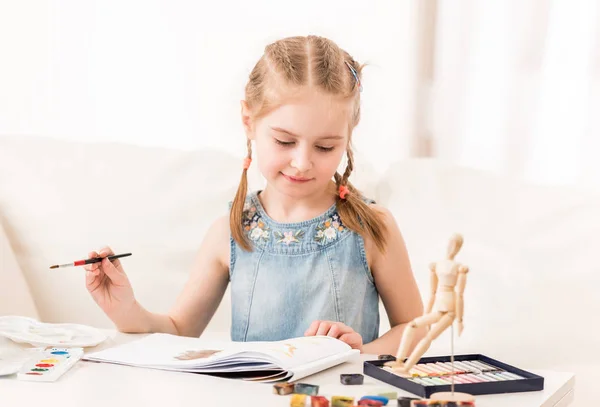 Menina isdraw com aquarelas — Fotografia de Stock