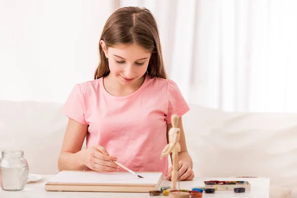 Menina desenho de figura com tinta — Fotografia de Stock